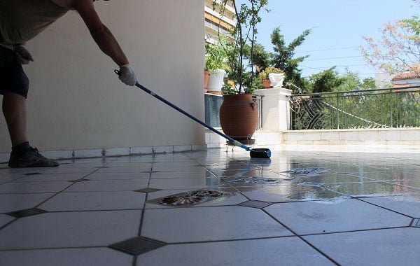 عوازل فوق البلاط